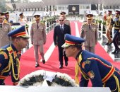 بمناسبة الذكرى 42 لعيد تحرير سيناء.. الرئيس السيسى يضع أكاليل الزهور على النصب التذكارى لشهداء القوات المسلحة 