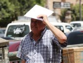 "عصير ومياه وكاب".. حيل المصريين للتغلب على ارتفاع درجات الحرارة فى الشارع
