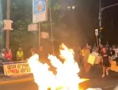 متظاهرون إسرائيليون يشعلون إطارات السيارات للمطالبة بصفقة تبادل رهائن.. فيديو
