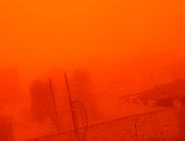 الجو أحمر.. عاصفة ترابية شديدة مفاجئة تضرب أسوان.. فيديو وصور
