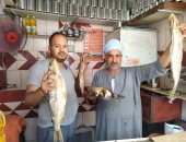 "كلب الملوحة والراية والمخلى والسفروت" أبرز الأسماك فى شم النسيم.. فيديو