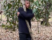 رجل ينضم لموسوعة جينيس لتحطيمه الرقم القياسي لاحتضان الأشجار خلال ساعة