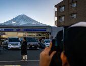 بلدة يابانية تضع شبكة عملاقة لمنع السياح من التقاط صور مع جبل فوجى.. اعرف السبب