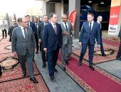وزير الصناعة يرافق رئيس الوزراء البيلاروسى خلال جولة بالشركة الدولية للصناعات