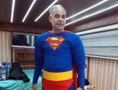 محمود البزاوى يرتدى ملابس Super Man ويعلق: ضوء لمع وسط المدينة