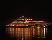 مشهد ساحر.. إضاءة جبل أبو الهوا فى مدينة أسوان أمام النيل.. فيديو