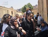 بكاء ريم أحمد أثناء دفن جثمان والدتها وزوجها يتلقى العزاء بالمقابر .. صور