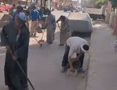 جبر الخواطر.. شاهد توزيع هدايا على عمال النظافة بشوارع سوهاج بمناسبة عيد العمال