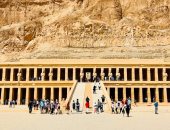 السياح يستمتعون بزيارة معبد الملكة حتشبسوت غرب الأقصر.. صور