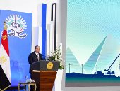 رئيس اتحاد عمال مصر يهدى الرئيس السيسى درعا تذكارية في احتفالية عيد العمال