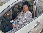 أقدم سائقة تاكسى فى مصر.. شاهد حكاية "أم وليد" مع تحدى الأسفلت منذ 43 عاما