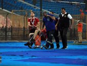 رجال الإسعاف ينقذون أحد المشجعين بمدرجات الأهلى فى مباراة الجونة