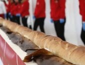 فرنسا تدخل موسوعة جينيس بأطول رغيف خبز فى العالم بطول 140.53 متر
