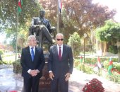 محافظ القليوبية وسفير أذربيجان يضعان إكليل الزهور على النصب التذكارى لمؤسس الدولة 