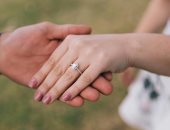 زوجة تكتشف أن شريكها اشترى خاتم خطبتها من حسابهما المصرفي المشترك