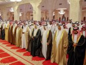 ملك البحرين يؤدى صلاة الجنازة على جثمان الشيخ عبدالله بن سلمان بن خالد(صور)