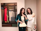 منى الشاذلى تحتفل بافتتاح معرض شقيقتها الفنانة التشكيلية مروى الشاذلى