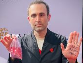 الفنان خالد عبد الله يطالب بوقف تسليح إسرائيل من على السجادة الحمراء لـ البافتا
