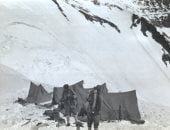 رحلة صعود قمة جبل إيفرست بعد مرور قرن على اختفاء المستكشفين.. صور