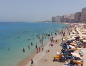 موسم المصيف بدأ في الإسكندرية.. إقبال على الشواطئ رغم الموجة الحارة "فيديو"