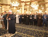 محافظ القاهرة يؤدى صلاة الجمعة بمسجد السيدة زينب ويشكر الرئيس على التطوير