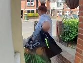 سيدة تسرق ملابس أطفال من أمام أبواب المنازل ببريطانيا والشرطة تبحث عنها