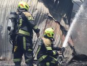 البحرين: الدفاع المدنى يخلى 16 شخصا بعد سيطرته على حريق ضخم بمستودعات