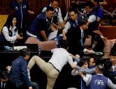 كر وفر واعتداء بالأيدى.. شاهد فوضى فى برلمان تايوان بسبب إصلاحات المجلس