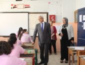مدير تعليم القاهرة يتفقد امتحانات الإعدادية ويؤكد على عدم حيازة التليفون