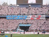"ملك اللعبة عاد إليكم من جديد".. جمهور الزمالك يستقبل اللاعبين فى استاد القاهرة