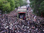 الإيرانيون يؤدون صلاة الجنازة على الرئيس الراحل ومرافقيه فى العاصمة طهران