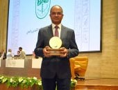 نائب وزير الإسكان يتسلم جائزة عبداللطيف الحمد التنموية كأفضل مشروع تنموى