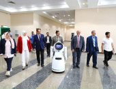 روبوت يستقل وفد حاسبات ومعلومات الأعلى للجامعات بجامعة المنصورة الجديدة