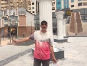 شغالين فى عز الحر.. العمال يواصلون العمل لإنشاء النصب التذكارى بالزقازيق