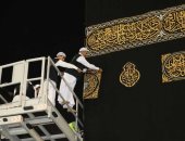 نائب أمير مكة يسلم كسوة الكعبة لسدنة بيت الله الحرام