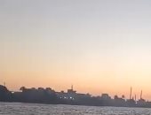 سبحان المبدع.. جمال وروعة انعكاس شمس الغروب على مياه النيل بكفر الشيخ