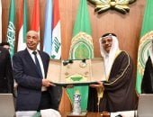 البرلمان العربى يمنح رئيس مجلس النواب الليبى وسام التميز العربى