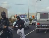 فيديو يوثق لحظة سرقة ساعة يد من سائح داخل سيارته قرب مطار إيبيزا الإسبانى