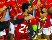 محمد الشناوي يرفع كأس أفريقيا مرتديا قميص علي معلول.. صورة