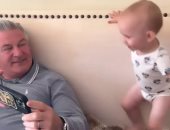 أليك بالدوين يستمتع بوقته مع طفلته الصغيرة.. فيديو