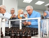 وزير قطاع الأعمال يتفقد مشروعات تحديث وتطوير خطوط الإنتاج بشركة القاهرة للأدوية