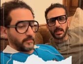 نسخة طبق الأصل من عمه.. فيديو طريف يجمع أحمد حلمى وابن شقيقه.. فيديو
