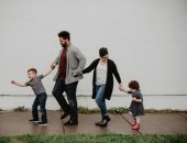 4 طرق هتساعدك على تربية طفلين في وقت واحد.. لو سنهم متقارب