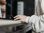خطوات بسيطة لتعليم طفلك العزف على البيانو.. طلعى الفنان اللى جواه