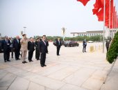 الرئيس السيسى يزور النصب التذكارى للجندى المجهول بميدان "تيانانمن" بالصين