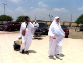 توافد حجاج الجمعيات الأهلية على مطار القاهرة استعدادا للسفر للأراضى المقدسة