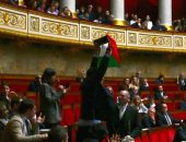 استبعاد نائب من برلمان فرنسا 15 يوما بعد رفعه علم فلسطين فى إحدى الجلسات..فيديو 