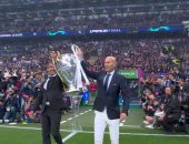 زيدان يضع كأس دوري أبطال أوروبا في ملعب "ويمبلي".. فيديو