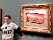 ناشطة مناخ تخرب لوحة عالمية لكلود مونيه بمتحف أورسيه بباريس