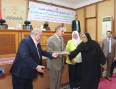 محافظ كفر الشيخ يسلم جوازات وتأشيرات الفائزين بقرعة الحج للجمعيات الأهلية